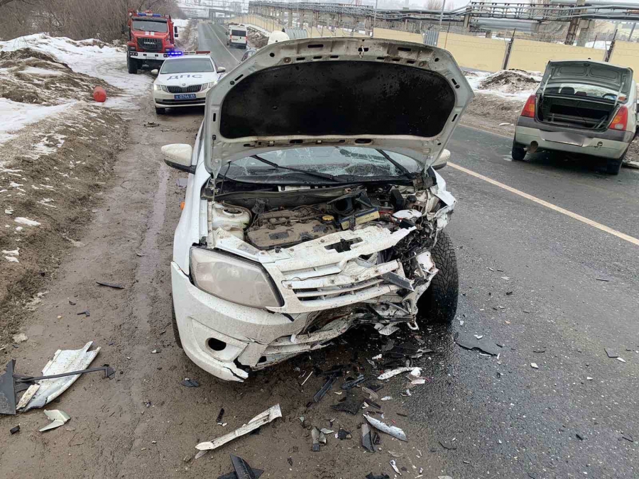 В Саратове легковушки искорежило в жестком ДТП около нефтебазы