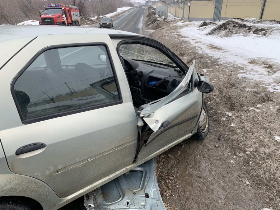 В Саратове легковушки искорежило в жестком ДТП около нефтебазы