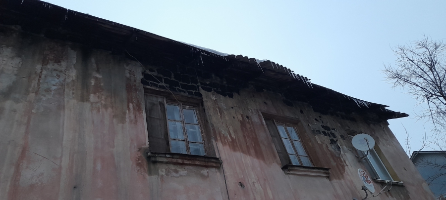 На Огородной вместе со льдом с крыши на тротуар обрушился шифер