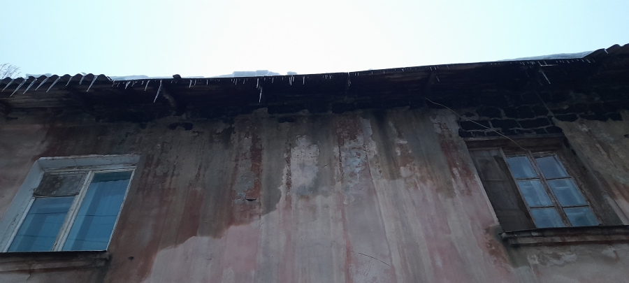 На Огородной вместе со льдом с крыши на тротуар обрушился шифер