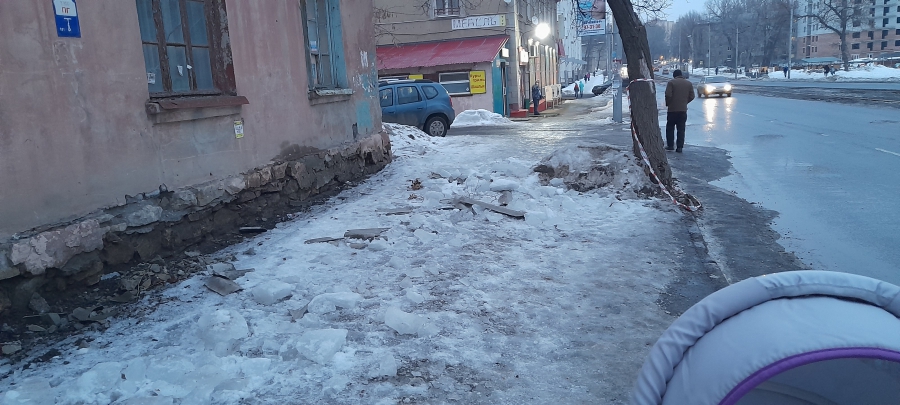 На Огородной вместе со льдом с крыши на тротуар обрушился шифер
