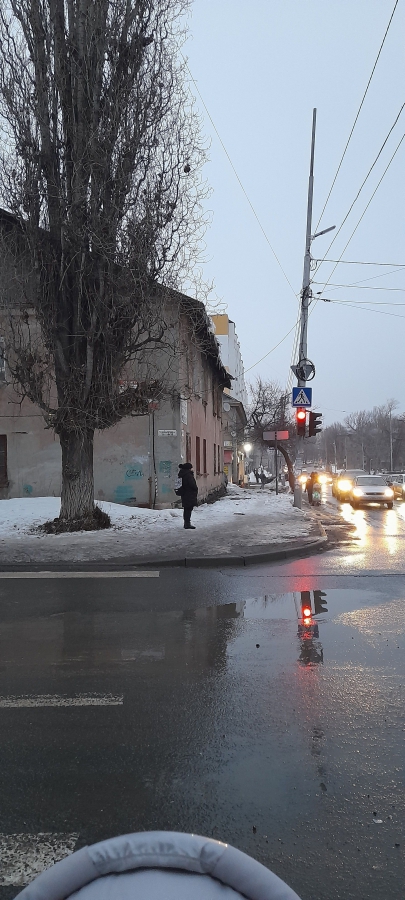 На Огородной вместе со льдом с крыши на тротуар обрушился шифер