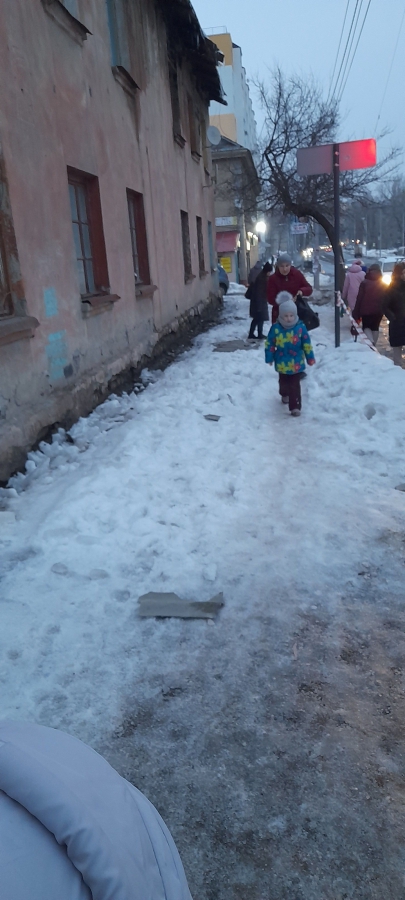 На Огородной вместе со льдом с крыши на тротуар обрушился шифер