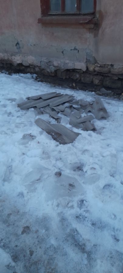 На Огородной вместе со льдом с крыши на тротуар обрушился шифер