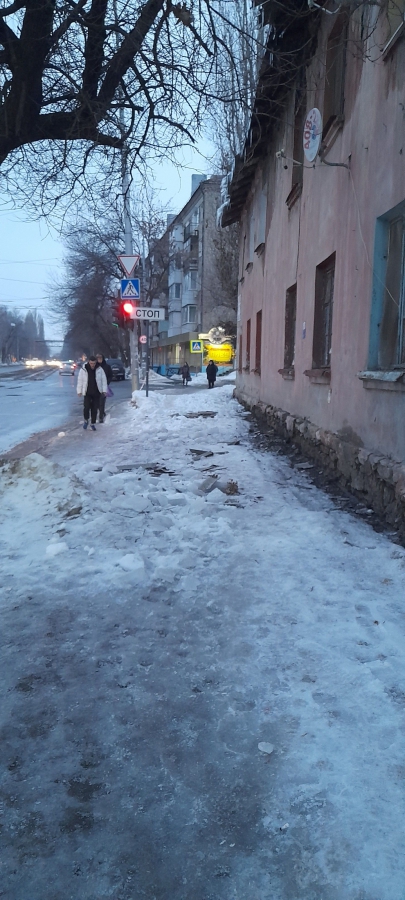 На Огородной вместе со льдом с крыши на тротуар обрушился шифер