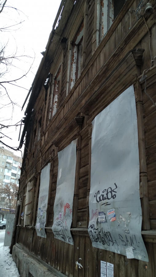 Деревянный дом на Вольской стал опасным для прохожих