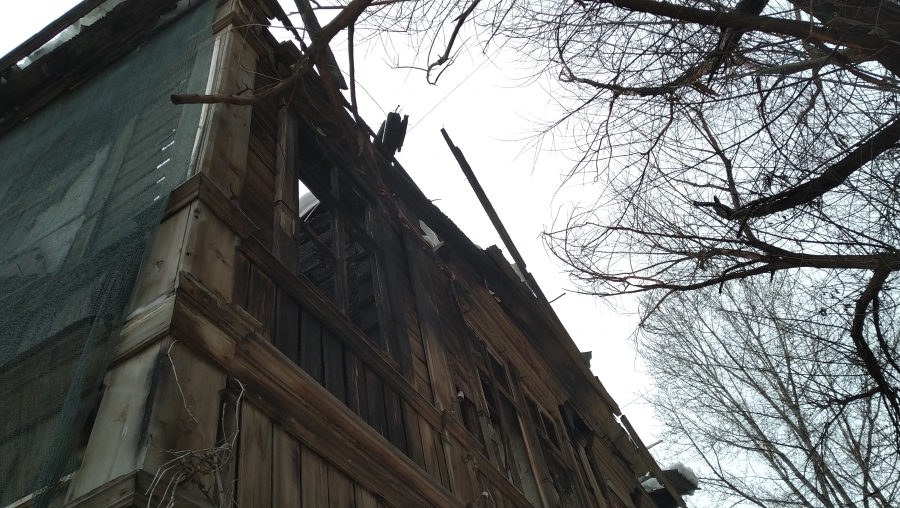 Деревянный дом на Вольской стал опасным для прохожих