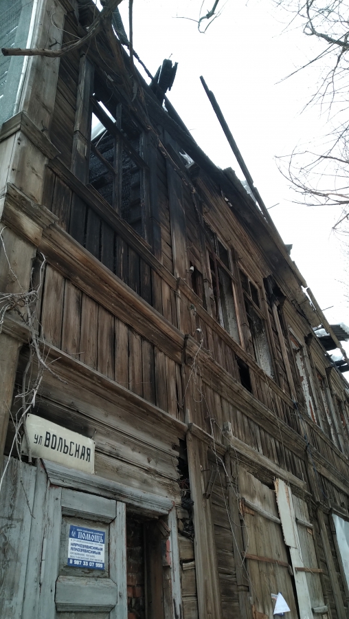 Деревянный дом на Вольской стал опасным для прохожих