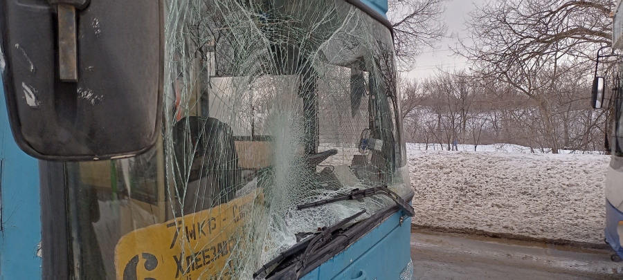 В Балакове «наркоман» набросился на проезжавший троллейбус