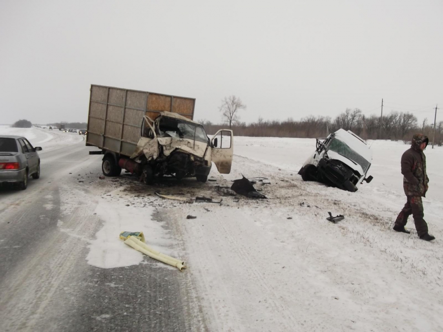 Под Энгельсом микроавтобус улетел в кювет после ДТП с грузовиком