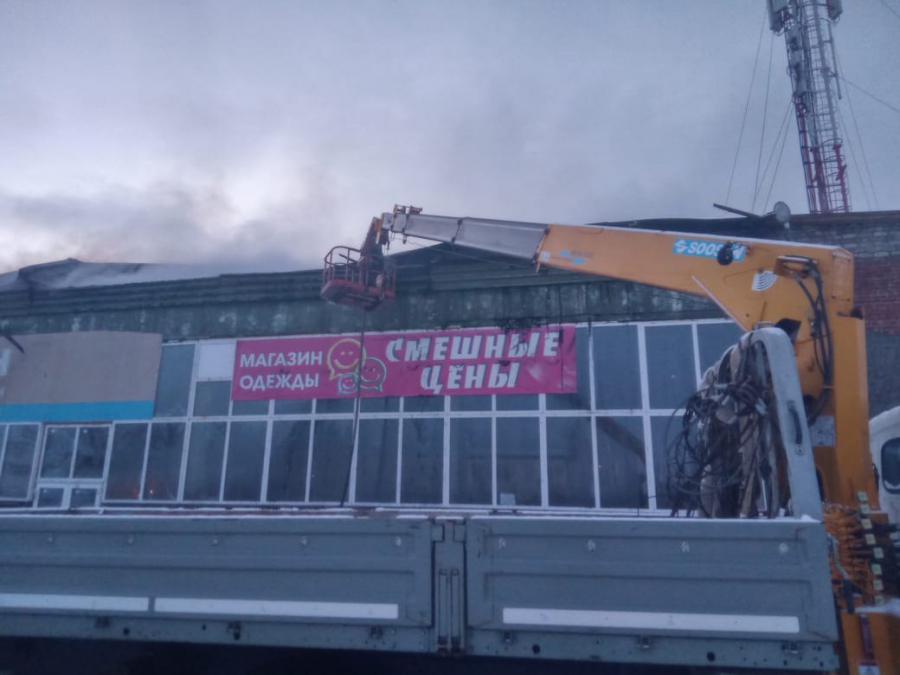 В Калининске среди ночи загорелся склад магазина