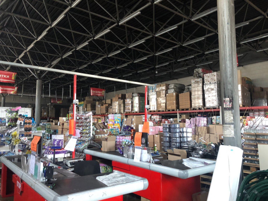 В Калининске среди ночи загорелся склад магазина