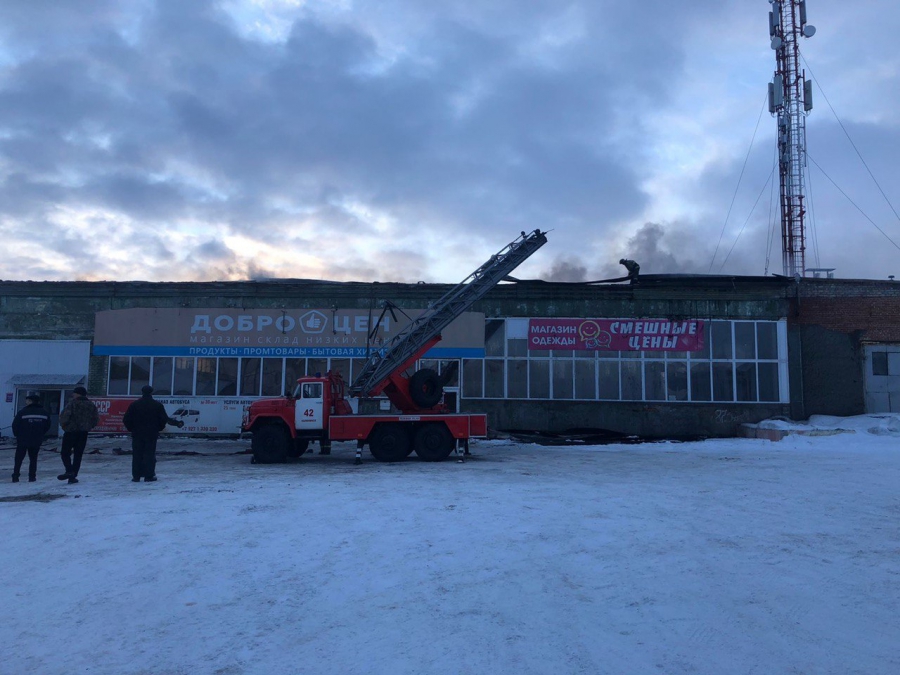В Калининске среди ночи загорелся склад магазина