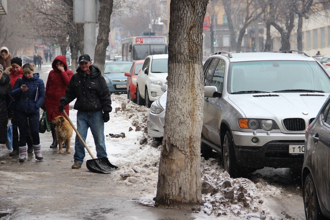 Саратовцы переживают последствия весеннего снегопада