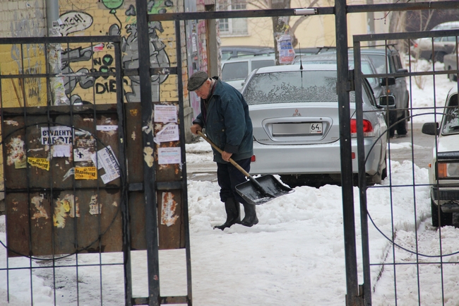 Саратовцы переживают последствия весеннего снегопада