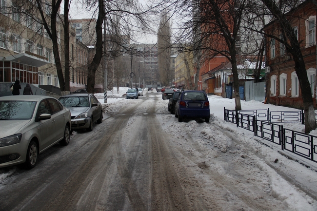 Саратовцы переживают последствия весеннего снегопада
