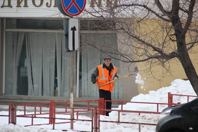 Саратовцы переживают последствия весеннего снегопада