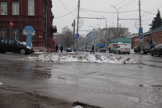 Саратовцы переживают последствия весеннего снегопада