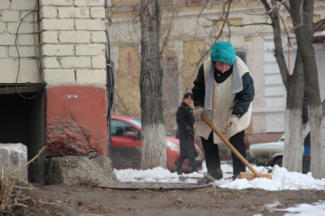 Саратовцы переживают последствия весеннего снегопада