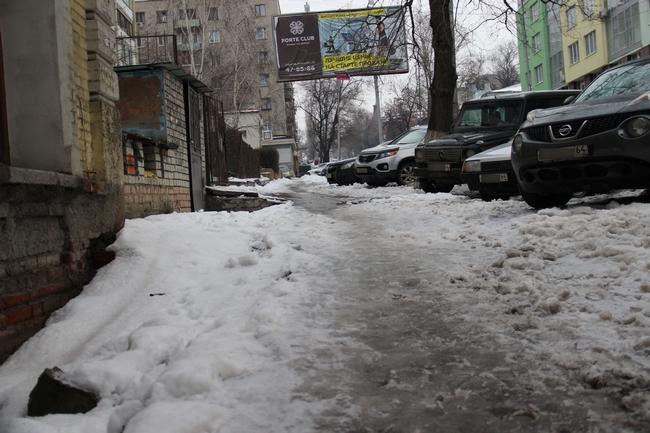 Саратовцы переживают последствия весеннего снегопада