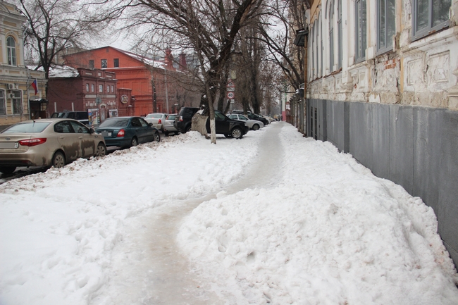 Саратовцы переживают последствия весеннего снегопада
