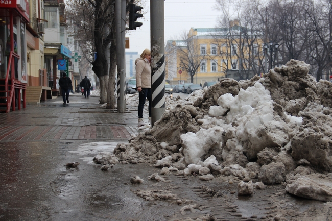 Саратовцы переживают последствия весеннего снегопада