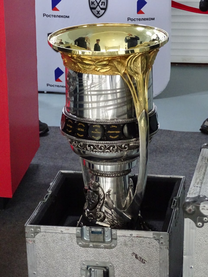 Матч «Кристалла» посетили звезда хоккея и главный отечественный трофей