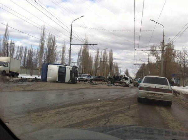 «ГАЗель» перевернулась после столкновения с «Нивой». Двое ранены