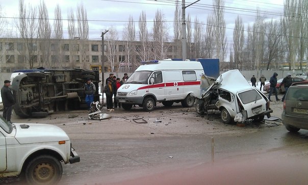 «ГАЗель» перевернулась после столкновения с «Нивой». Двое ранены