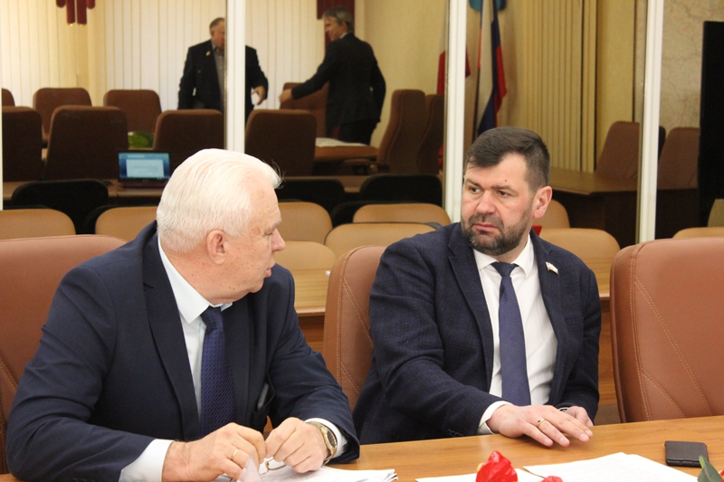 Саратовских депутатов возмутило удорожание стройматериалов для ремонта дорог