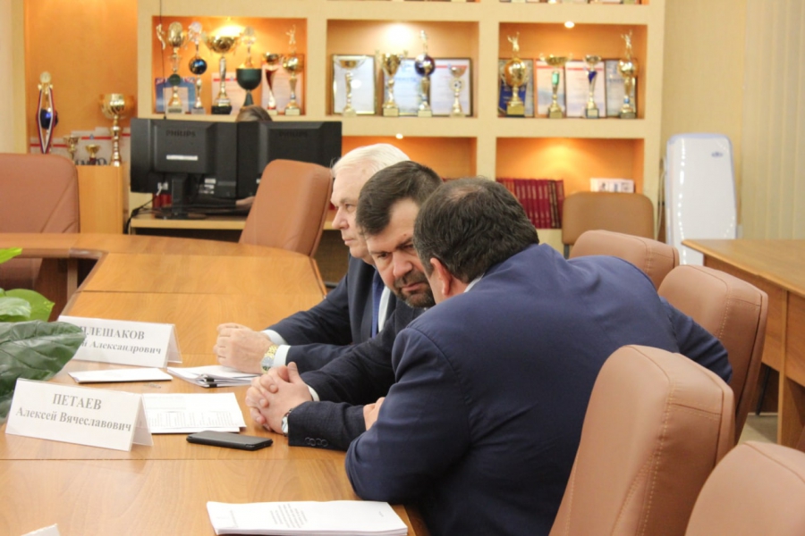 Саратовских депутатов возмутило удорожание стройматериалов для ремонта дорог