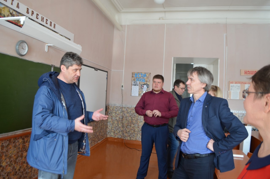 Жители Вязовки похвалились депутату Вадиму Рогожину своей школой и психоневрологическим интернатом