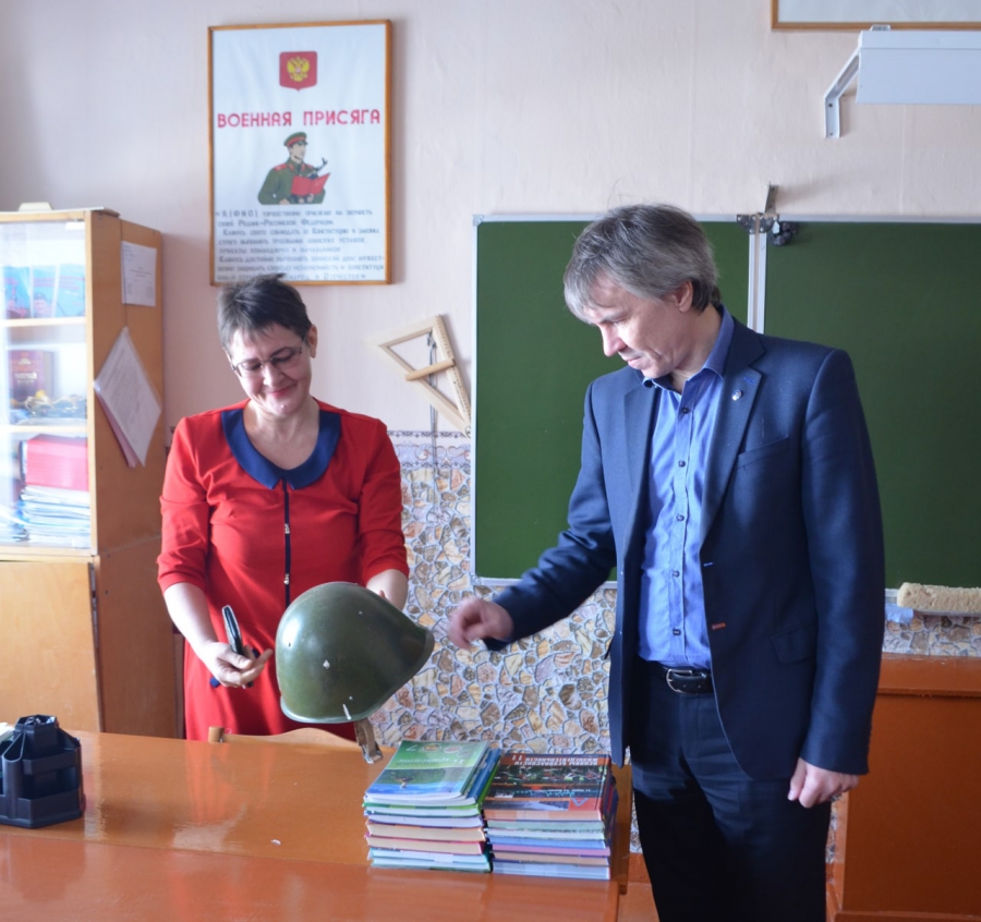 Жители Вязовки похвалились депутату Вадиму Рогожину своей школой и психоневрологическим интернатом