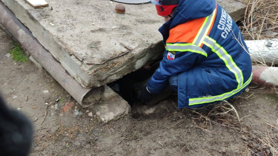В Энгельсе спасатели вытащили из теплотрассы провалившегося мужчину