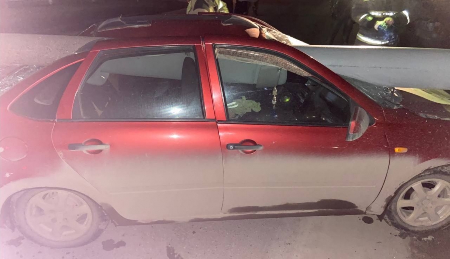 В Энгельсе столб раздавил легковушку после ДТП