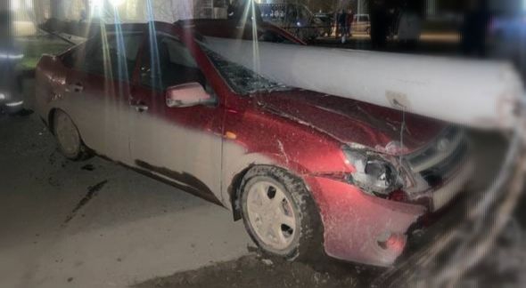 В Энгельсе столб раздавил легковушку после ДТП