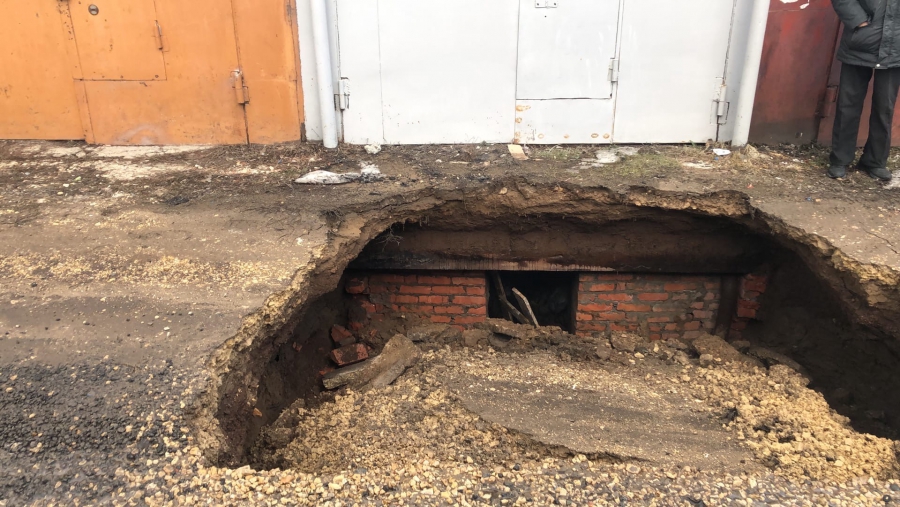 В Балакове образовался крупный провал в гаражном массиве