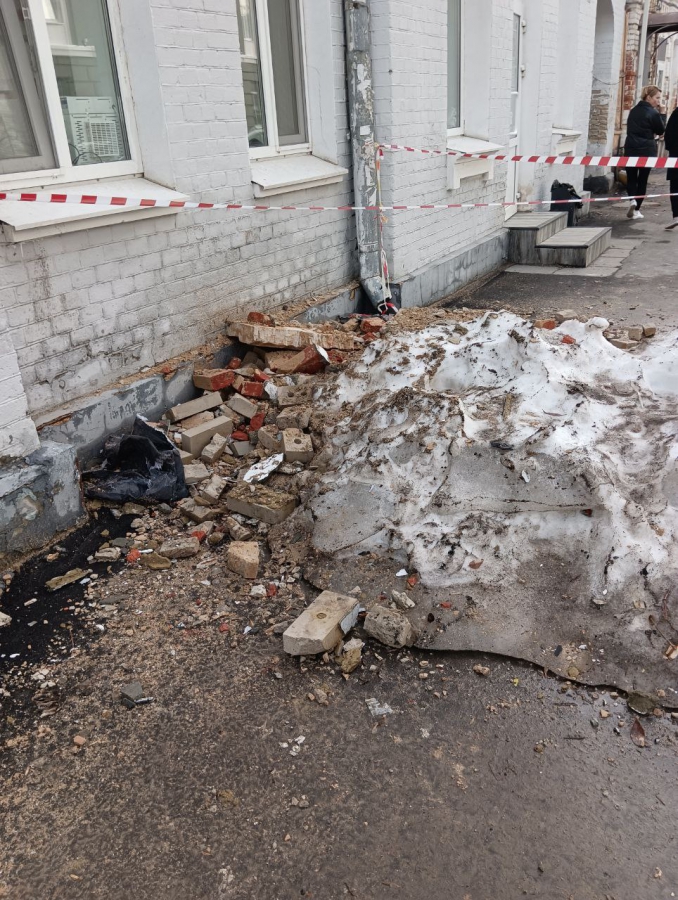 Рухнувшие со старинного дома на Дзержинского кирпичи месяц не убирают с тротуара