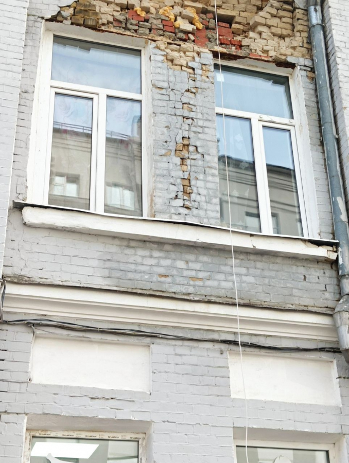 Рухнувшие со старинного дома на Дзержинского кирпичи месяц не убирают с тротуара