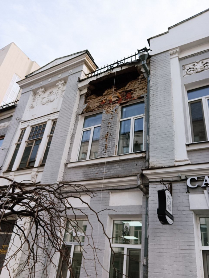 Рухнувшие со старинного дома на Дзержинского кирпичи месяц не убирают с тротуара