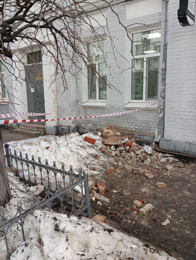 Рухнувшие со старинного дома на Дзержинского кирпичи месяц не убирают с тротуара
