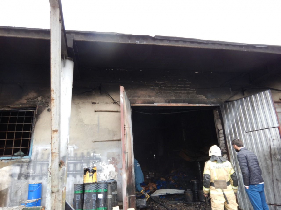 В Ленинском районе сгорел склад с кровельными стойматериалами