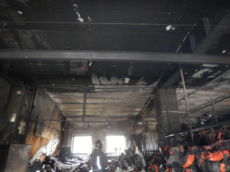 В Ленинском районе сгорел склад с кровельными стойматериалами