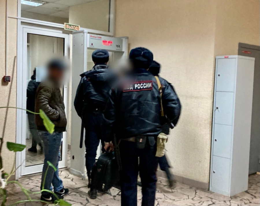 Саратовца задержали за изнасилование 16-летней девушки в подъезде