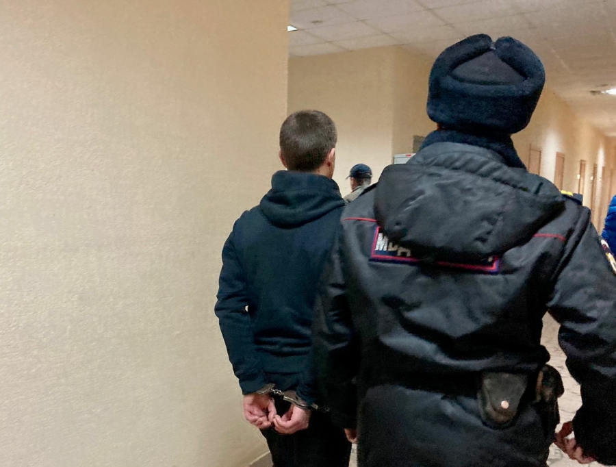 Саратовца задержали за изнасилование 16-летней девушки в подъезде