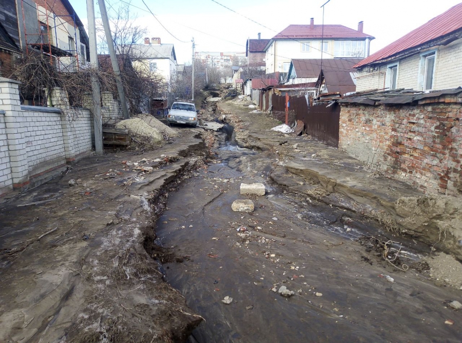 В Саратове потоки горячей воды разрушили улицу, пострадали люди и дома