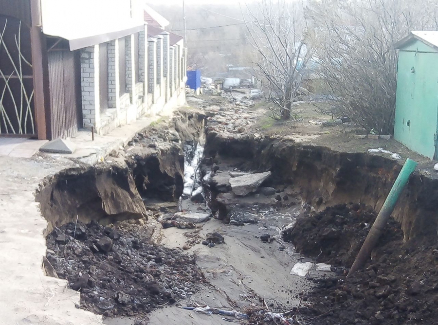В Саратове потоки горячей воды разрушили улицу, пострадали люди и дома