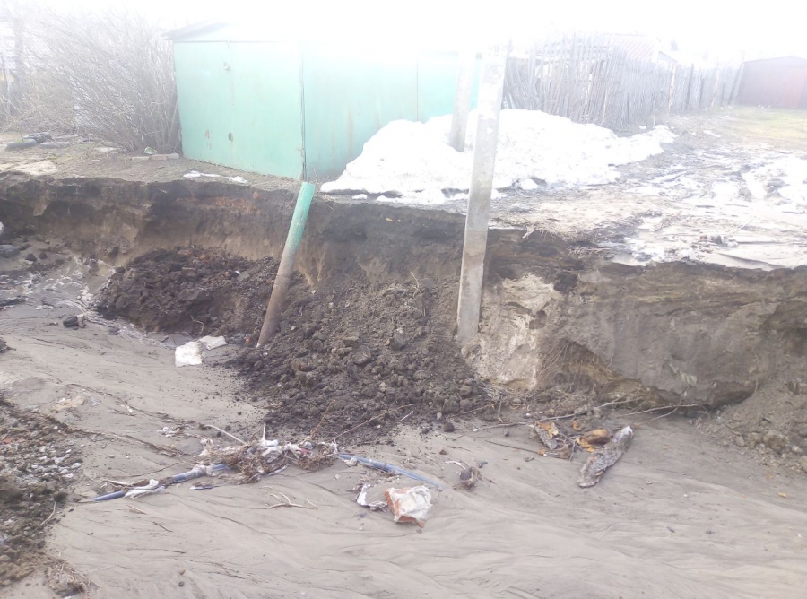 В Саратове потоки горячей воды разрушили улицу, пострадали люди и дома