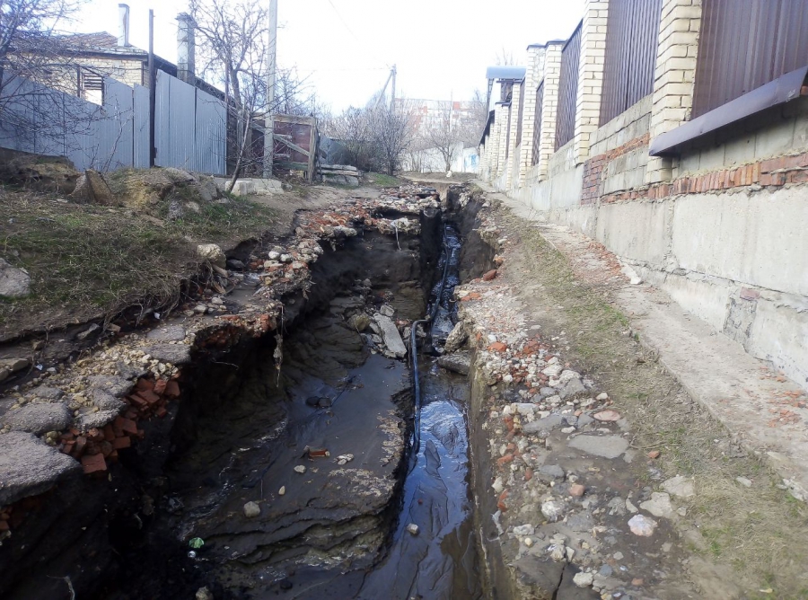 В Саратове потоки горячей воды разрушили улицу, пострадали люди и дома
