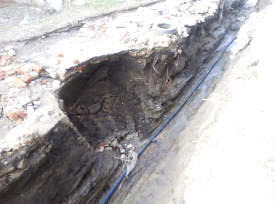 В Саратове потоки горячей воды разрушили улицу, пострадали люди и дома